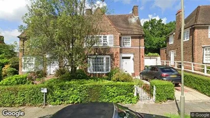 Rooms for rent in London N2 - Photo from Google Street View