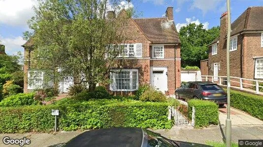 Rooms for rent in London N2 - Photo from Google Street View