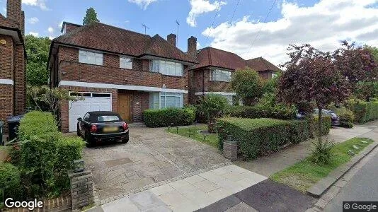 Rooms for rent in London N2 - Photo from Google Street View