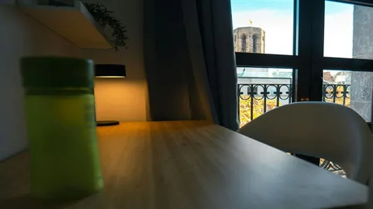 Rooms in Barcelona Ciutat Vella - photo 8