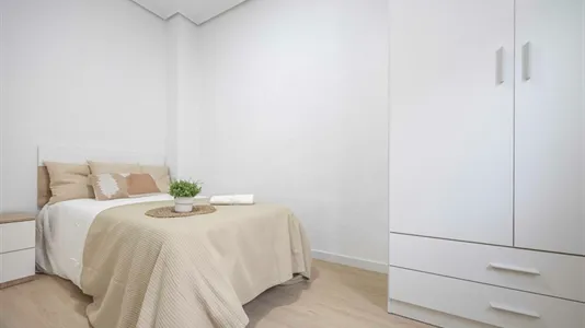 Rooms in el Camí de Vera - photo 4