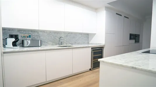 Rooms in Barcelona Ciutat Vella - photo 10