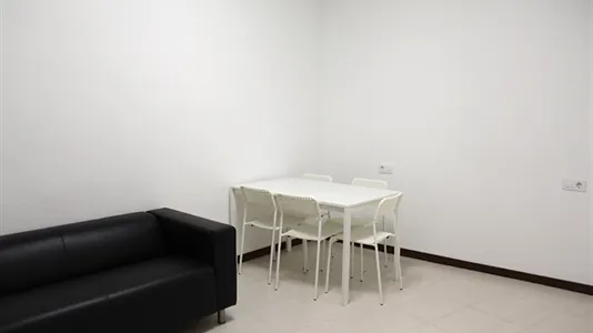 Rooms in Barcelona Ciutat Vella - photo 10