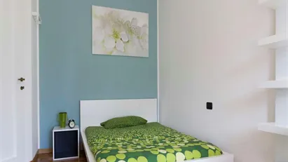 Room for rent in Milano Zona 8 - Fiera, Gallaratese, Quarto Oggiaro, Milan