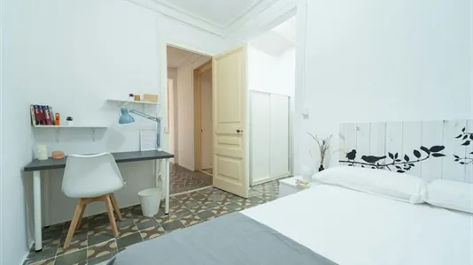 Rooms in Barcelona Ciutat Vella - photo 3