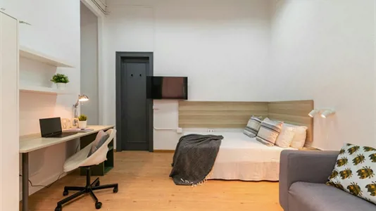 Rooms in Barcelona Ciutat Vella - photo 2