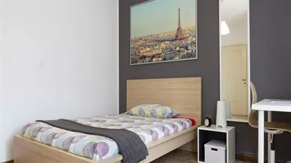 Room for rent in Milano Zona 8 - Fiera, Gallaratese, Quarto Oggiaro, Milan