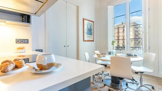 Rooms in Barcelona Ciutat Vella - photo 8