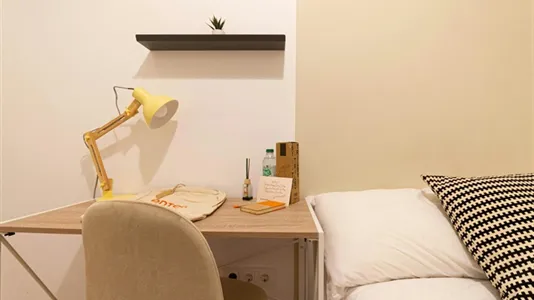 Rooms in Barcelona Ciutat Vella - photo 7