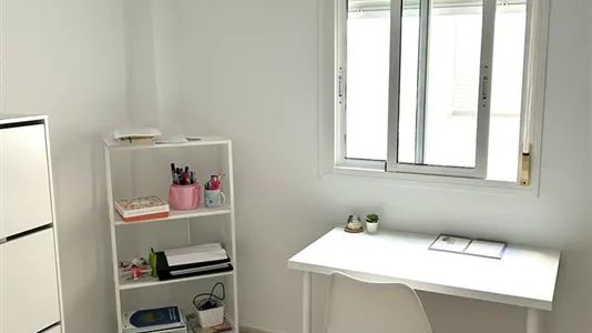 Rooms in Almería - photo 3