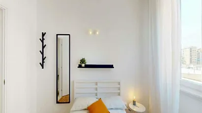 Room for rent in Milano Zona 8 - Fiera, Gallaratese, Quarto Oggiaro, Milan