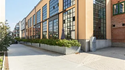 Ljus och välplanerad etagelägenhet med två uteplatser i Nacka! Unikt townhouse med industriell charm och hög standard.