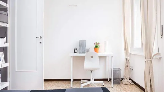 Rooms in Milano Zona 8 - Fiera, Gallaratese, Quarto Oggiaro - photo 1