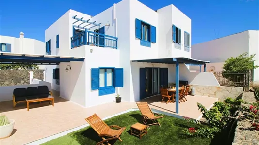 Houses in Arrecife - photo 2