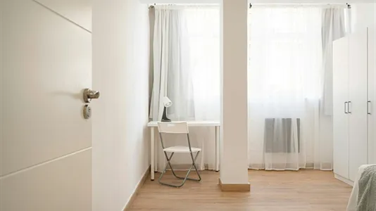 Rooms in Oviedo - photo 7