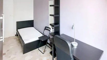 Room for rent in Milano Zona 6 - Barona, Lorenteggio, Milan