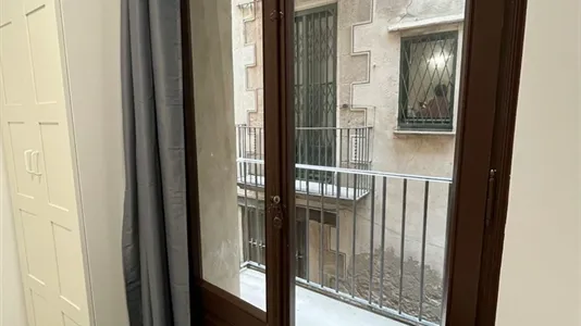 Rooms in Barcelona Ciutat Vella - photo 4