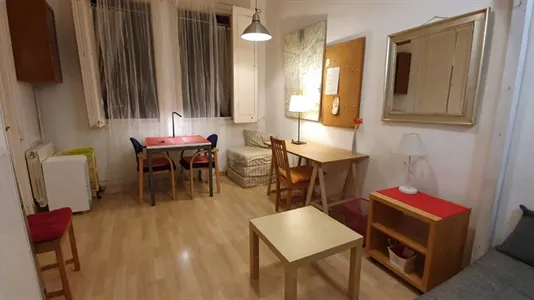 Rooms in Barcelona Ciutat Vella - photo 3
