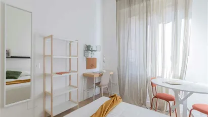 Room for rent in Milano Zona 8 - Fiera, Gallaratese, Quarto Oggiaro, Milan