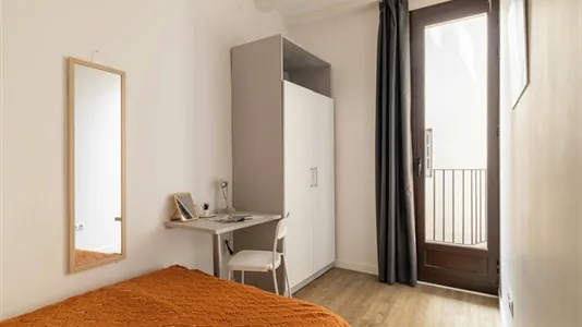 Rooms in Barcelona Ciutat Vella - photo 2