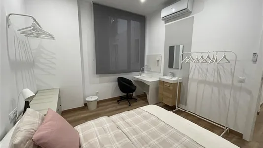 Rooms in Barcelona Ciutat Vella - photo 5