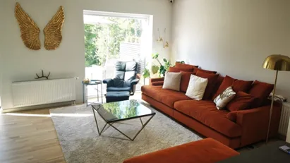 Ljus och välplanerad radhus med 3 sovrum i Margretelund, nära skog och hav!