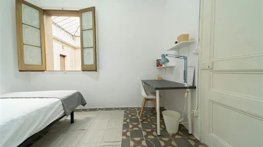 Rooms in Barcelona Ciutat Vella - photo 5