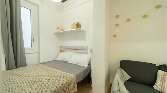Rooms in Barcelona Ciutat Vella - photo 7