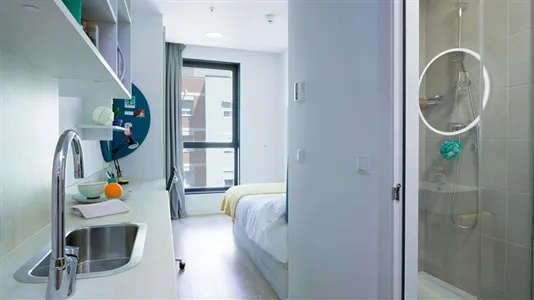 Rooms in Barcelona Sants-Montjuïc - photo 1
