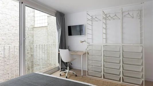 Rooms in Barcelona Ciutat Vella - photo 5