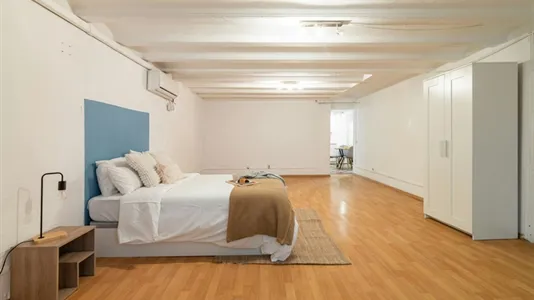 Rooms in Barcelona Ciutat Vella - photo 5