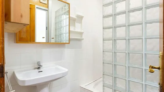 Rooms in Barcelona Ciutat Vella - photo 10