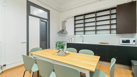 Rooms in Barcelona Ciutat Vella - photo 8