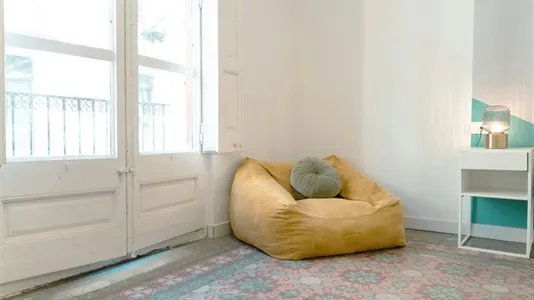 Rooms in Barcelona Ciutat Vella - photo 9