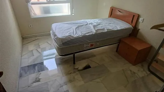 Rooms in Almería - photo 3
