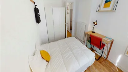 Room for rent in L'Haÿ-les-Roses, Île-de-France