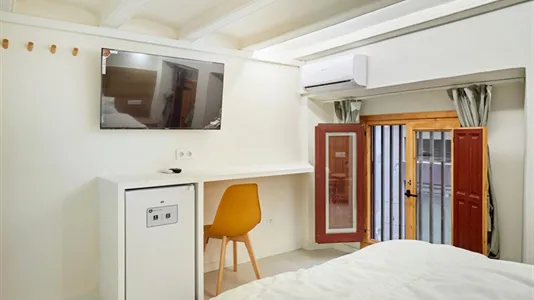 Rooms in Barcelona Ciutat Vella - photo 4