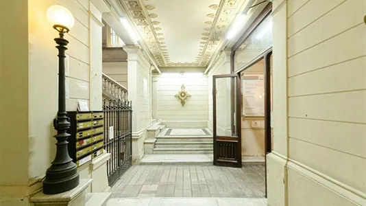 Rooms in Barcelona Ciutat Vella - photo 10