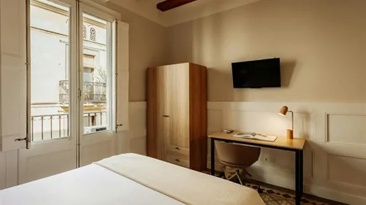 Rooms in Barcelona Ciutat Vella - photo 2