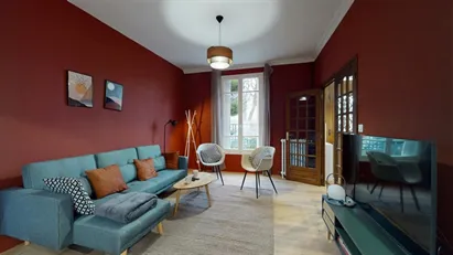 Room for rent in L'Haÿ-les-Roses, Île-de-France