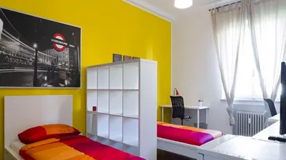 Room for rent in Milano Zona 8 - Fiera, Gallaratese, Quarto Oggiaro, Milan