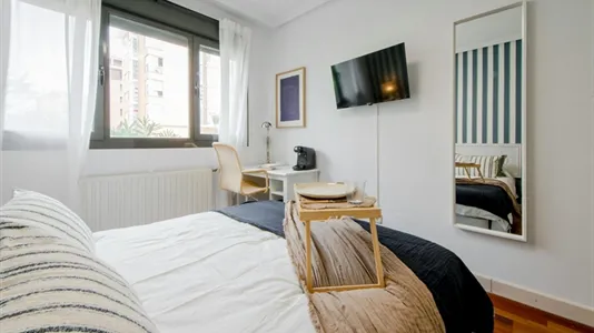 Rooms in El Encinar de los Reyes - photo 2