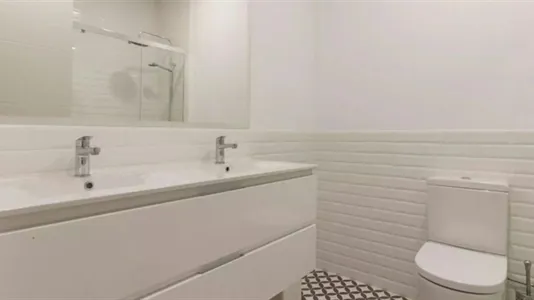 Rooms in Barcelona Ciutat Vella - photo 10