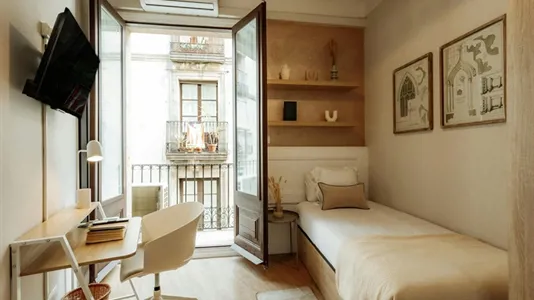 Rooms in Barcelona Ciutat Vella - photo 2