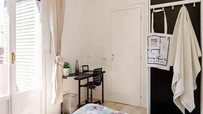 Room for rent in Milano Zona 6 - Barona, Lorenteggio, Milan