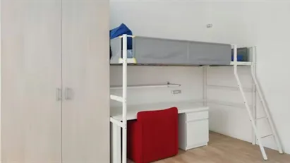Room for rent in Milano Zona 8 - Fiera, Gallaratese, Quarto Oggiaro, Milan