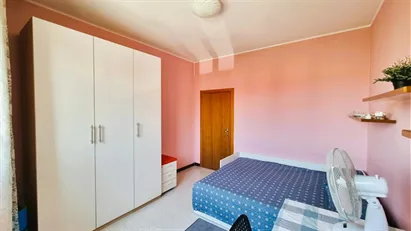Room for rent in Milano Zona 8 - Fiera, Gallaratese, Quarto Oggiaro, Milan