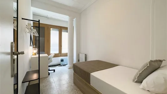 Rooms in Barcelona Ciutat Vella - photo 2