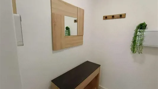 Rooms in Manresa - photo 3