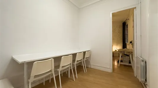 Rooms in Barcelona Ciutat Vella - photo 4
